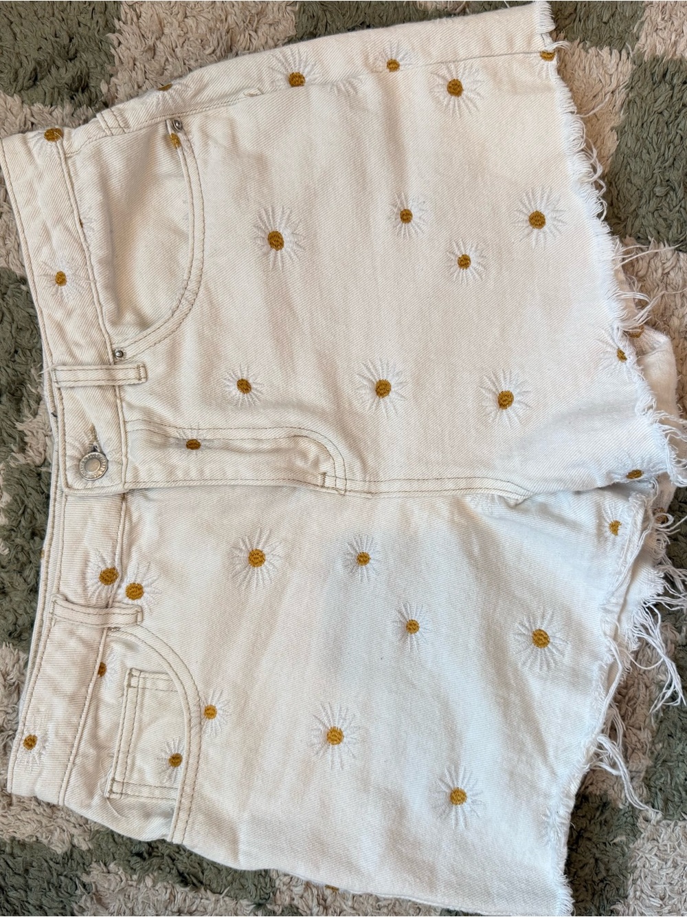 Women's White Daisy-Embroidered Denim Shorts - Casual Frayed Hem